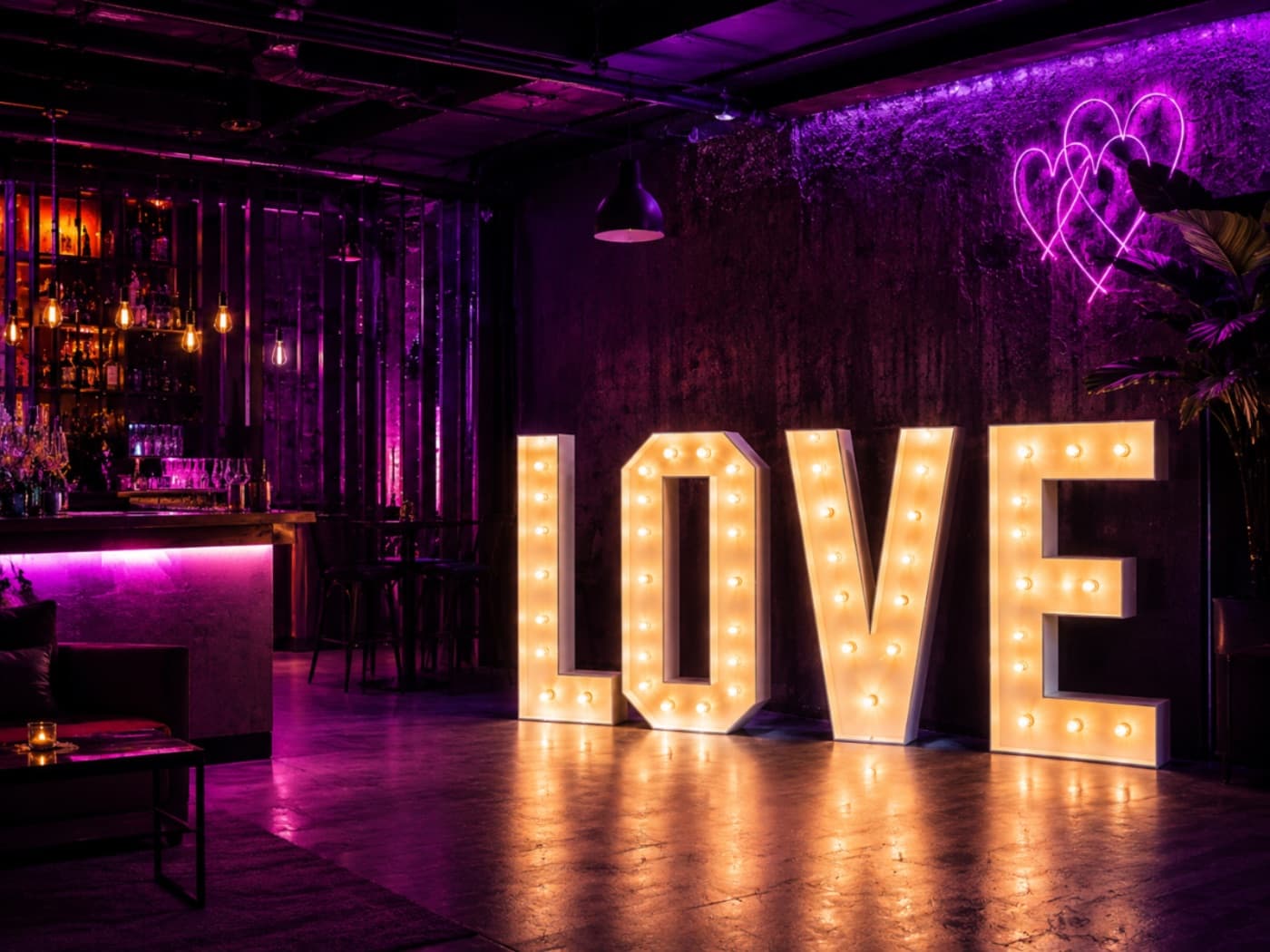 LOVE-Buchstaben in bunter Club-Atmosphäre